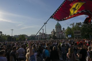 Les gens ont manifesté d'abord en signe de deuil mais la protestation s'est muée en vaste mouvement de colère contre le gouvernement serbe.